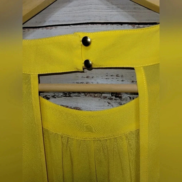 Banana Republic Silk Tank Top in Yellow size 8 Cutout Summer Flowy - Picture 5 of 5